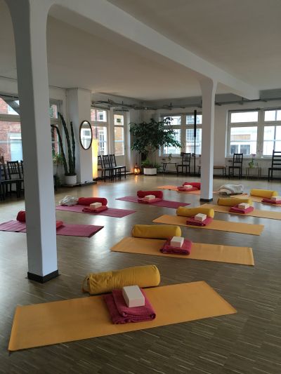 Großer Raum mit Yoga-Matten